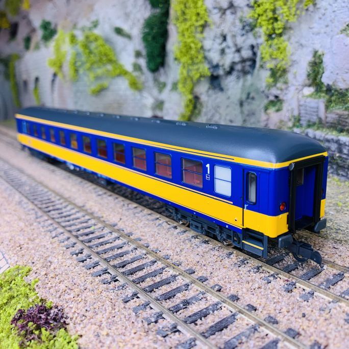 4222C / ROCO VOITURE VOYAGEURS 2E CLASSE TYPE BRUHAT N° 765-7