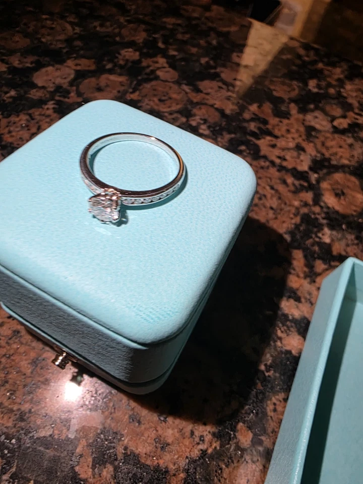 Tiffany Co. Anillo de platino y diamantes Foto 4 de 4