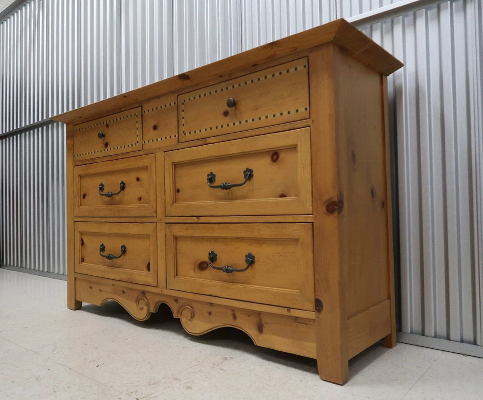 Cómoda de pino nudoso para fresado de muebles Baker Road Foto 2 de 4