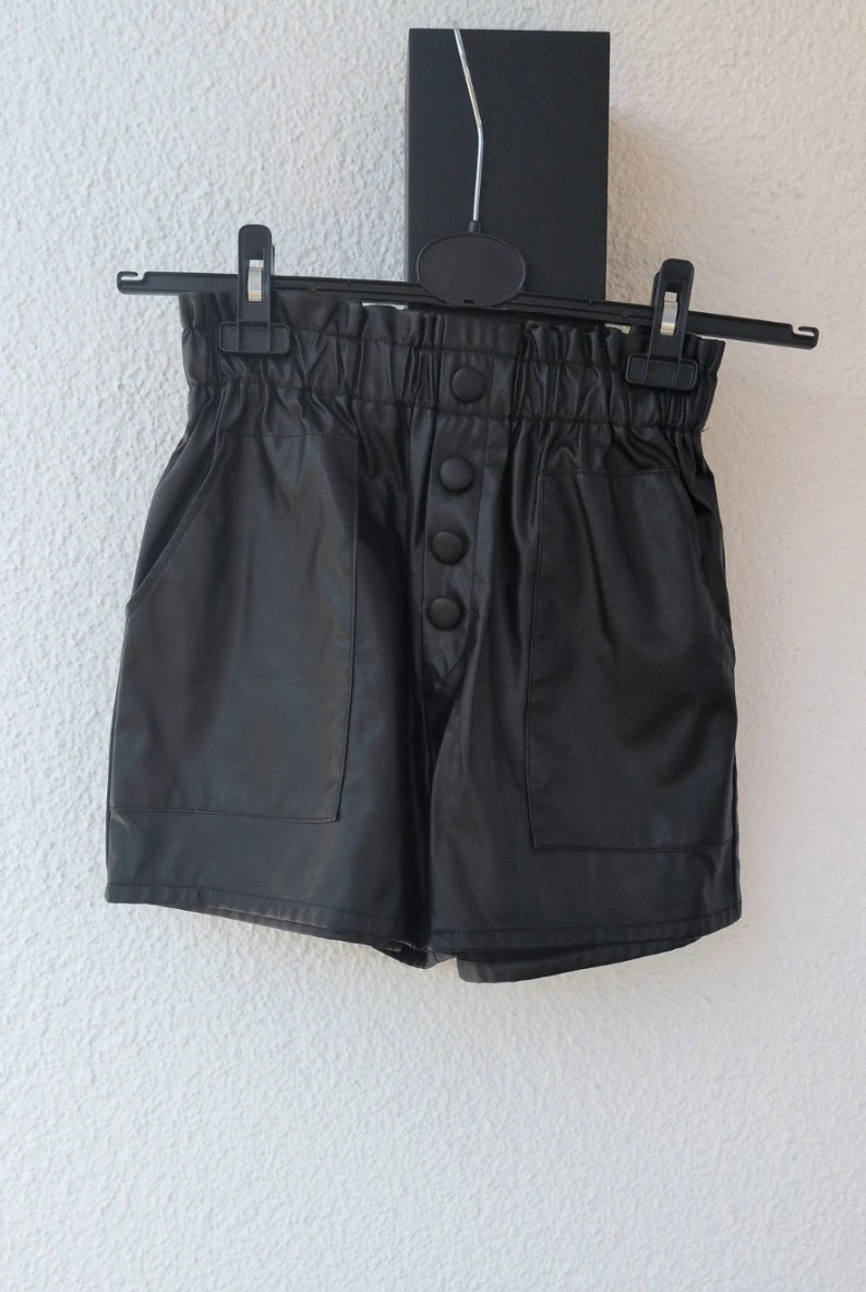 Schwarze Leder-Shorts High Waist Paperbag Style