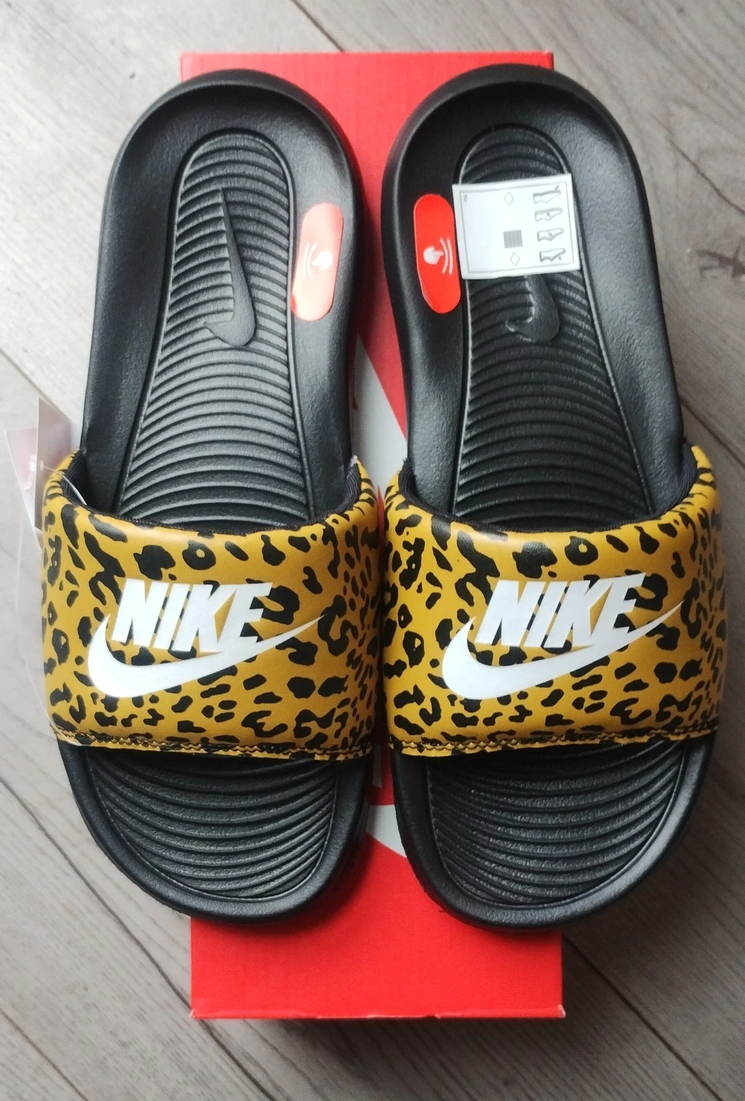 Nike Victori One donna stampa slide UK 6.5 chutney nero bianco nuove imballate