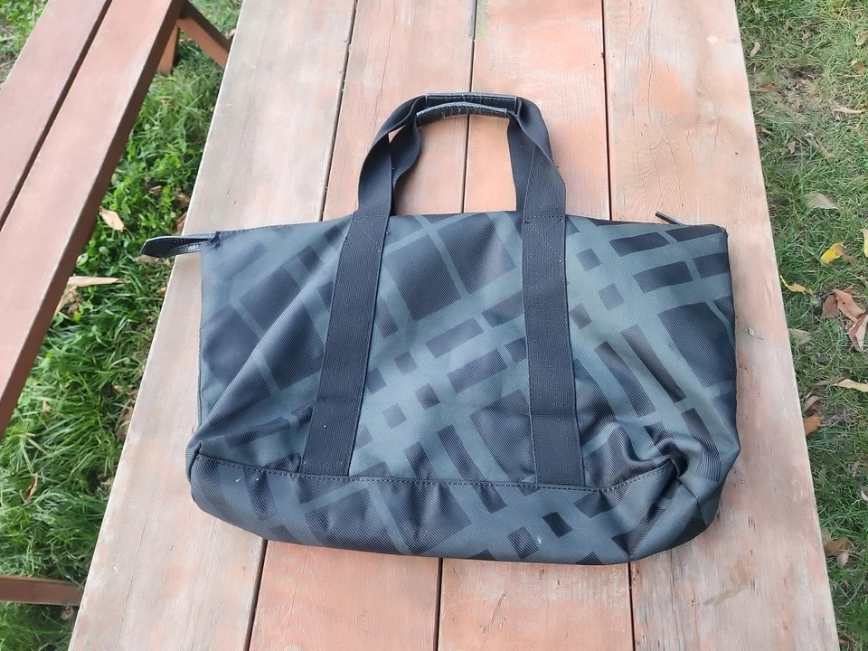 Bolso de Mano Burberry Para Mujer Extremadamente Grande Auténtico Burberry Fragancias De Colección Foto 4 de 4