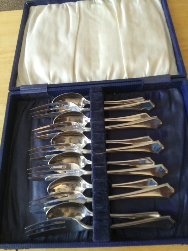 VINTAGE DESSERT SET OF SPOONS & FORKS BOXED 1940S UNITY PLATE