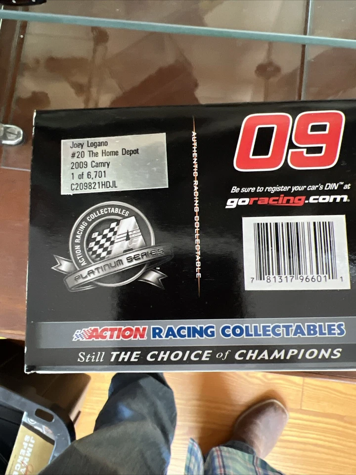 JOEY LOGANO #20 Home Depot 2009 Camry масштаб 1:24 С АВТОГРАФОМ - Изображение 3 из 4
