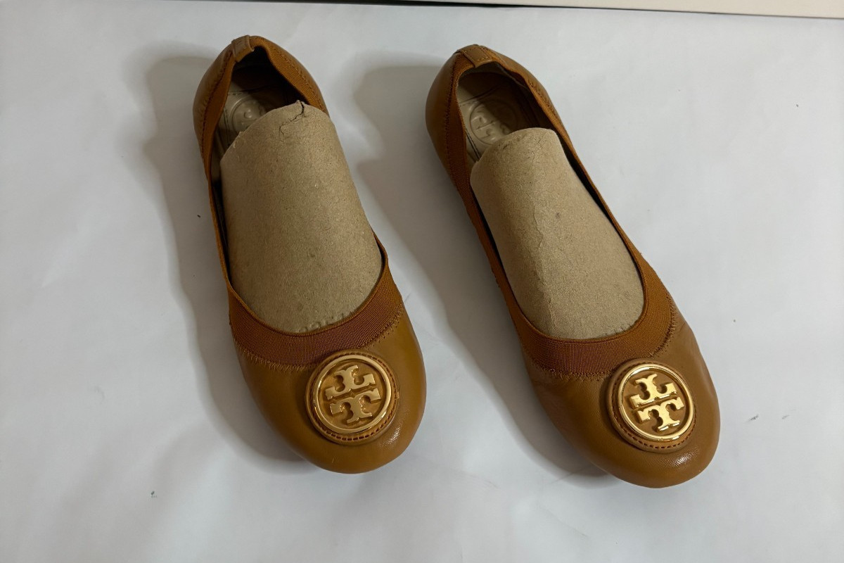 Tory Burch Woman's Caroline Ballet Tan leather Flats Gold Logo Shoes Size 7M thumbnail 2
