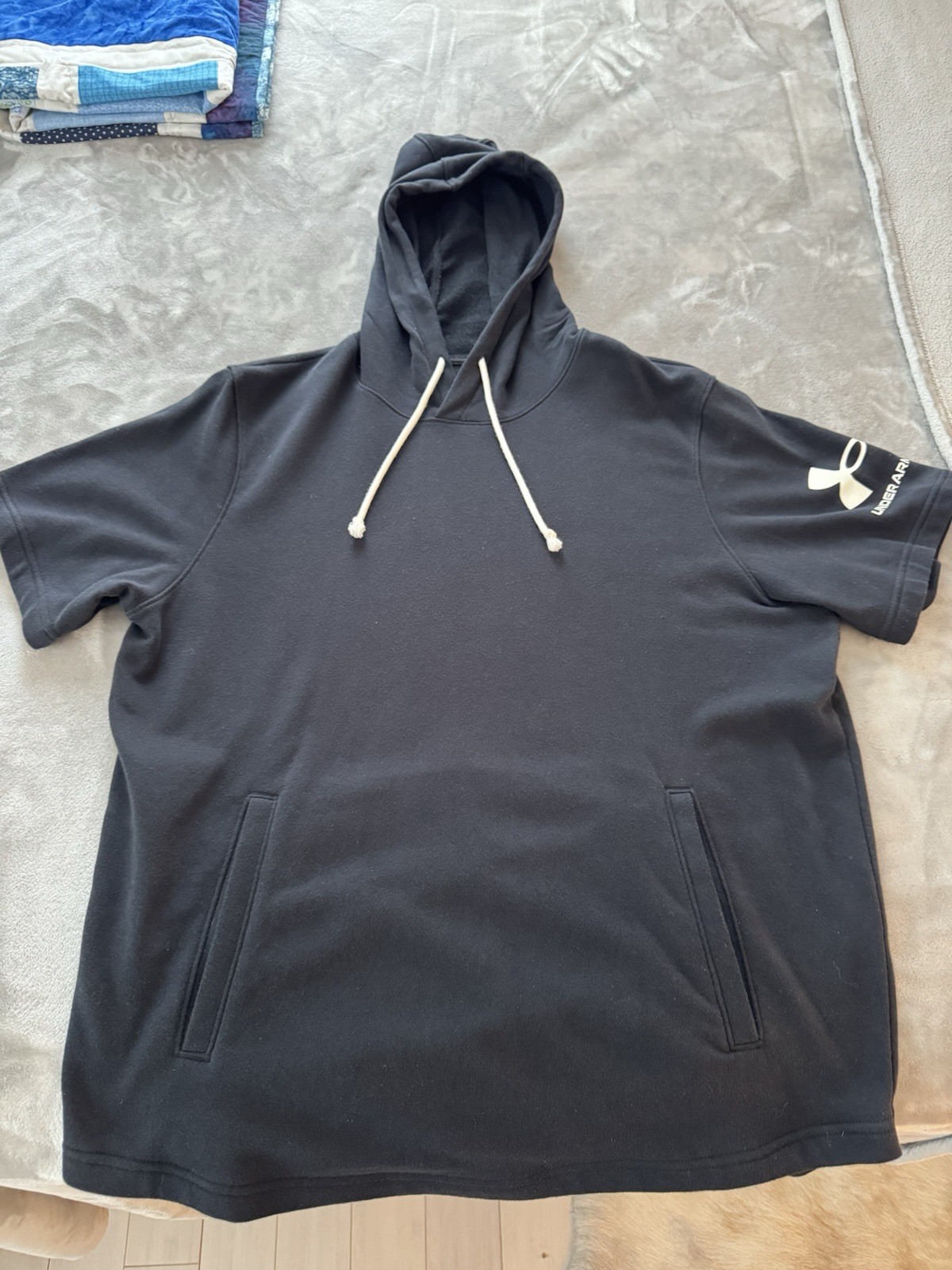 Under Armor Short Sleeve Hoodie Trainer Men’s Size Large Black