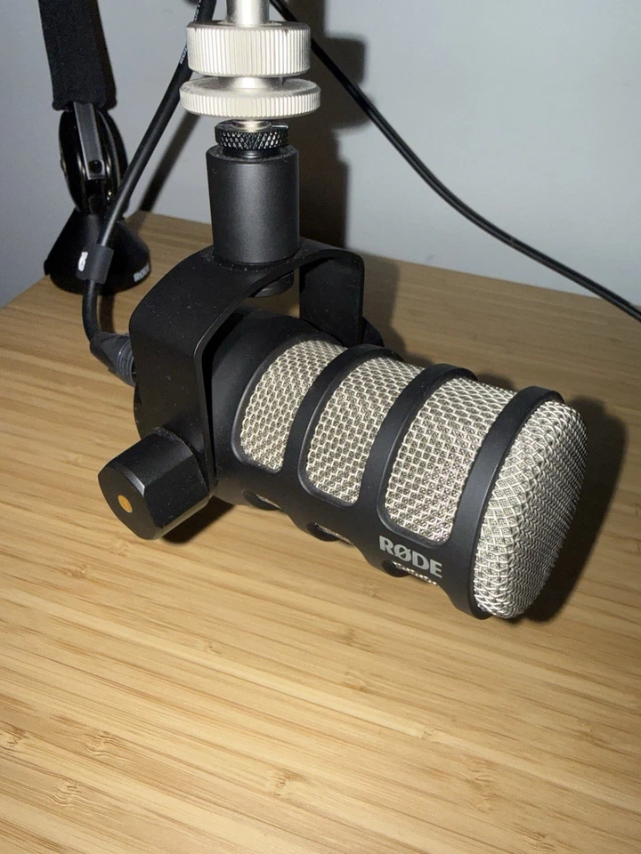 Micrófono Rode Pod con brazo y cable XLR Foto 2 de 3