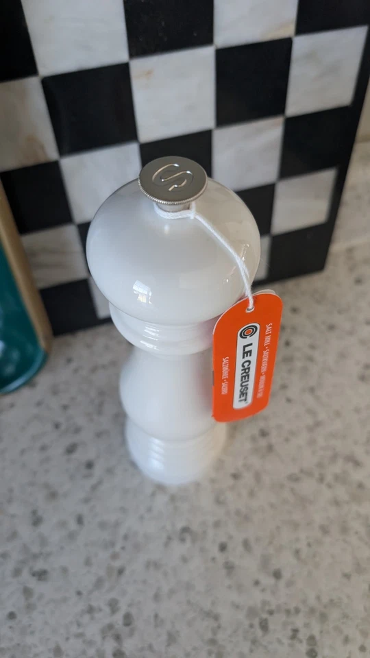 Molino de sal manual clásico acrílico Le Creuset, 8 pulgadas, blanco NUEVO, NUEVO CON ETIQUETAS Foto 2 de 4