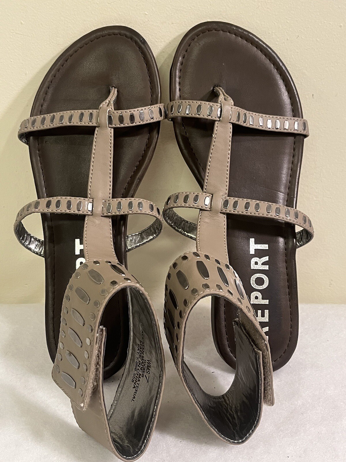 APL Sandali donna Report Tucker borchie metallo marrone piatto cinturino regolabile misura 7