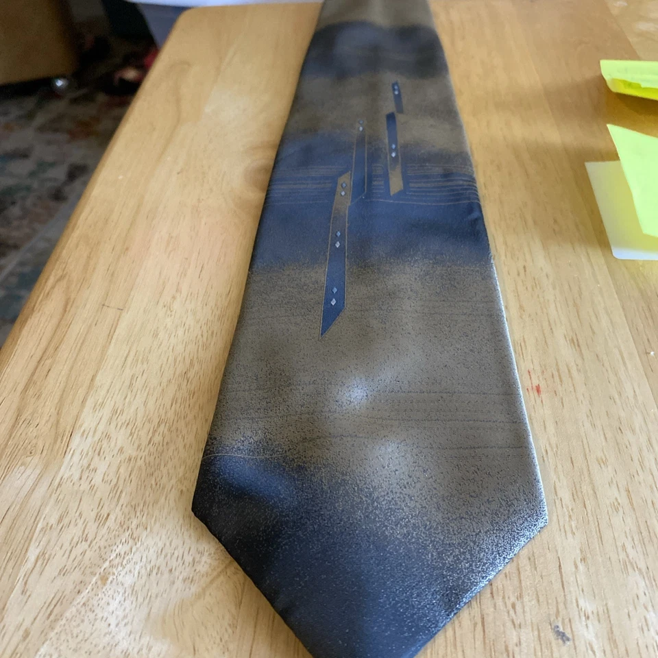 Gravata masculina Town Craft dourada e preta ombré com design geográfico 58X4” - Imagem 4 de 4