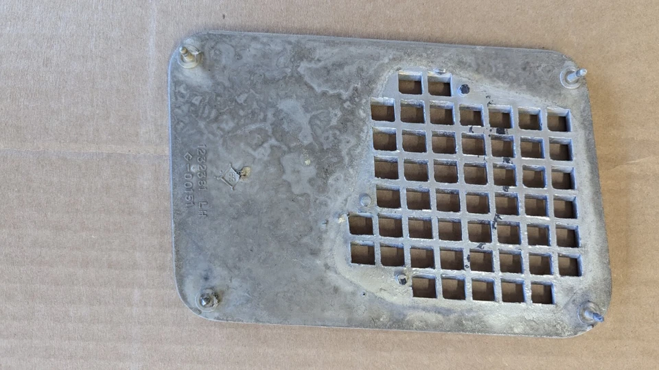 1970 1971 1972 Buick Skylark GS IZQUIERDO LH capó ventilación inserto fabricante de equipos originales - tiene 1 poste roto Foto 2 de 4