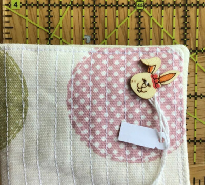 Handgefertigtes NADELETUI MIT vier FILZBLÄTTERN Kreis Design Stoff Hase Knopf