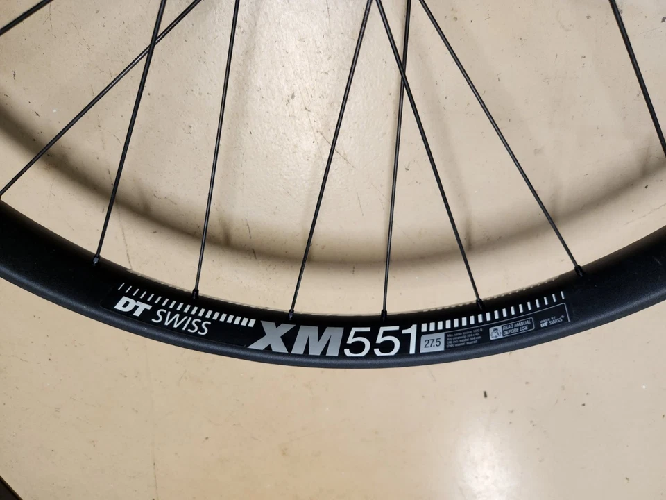 Rueda trasera DT Swiss XM551 28 orificios 27,5+ 370 buje Boost 148 x 12 mm TA 6 pernos HG Foto 2 de 4