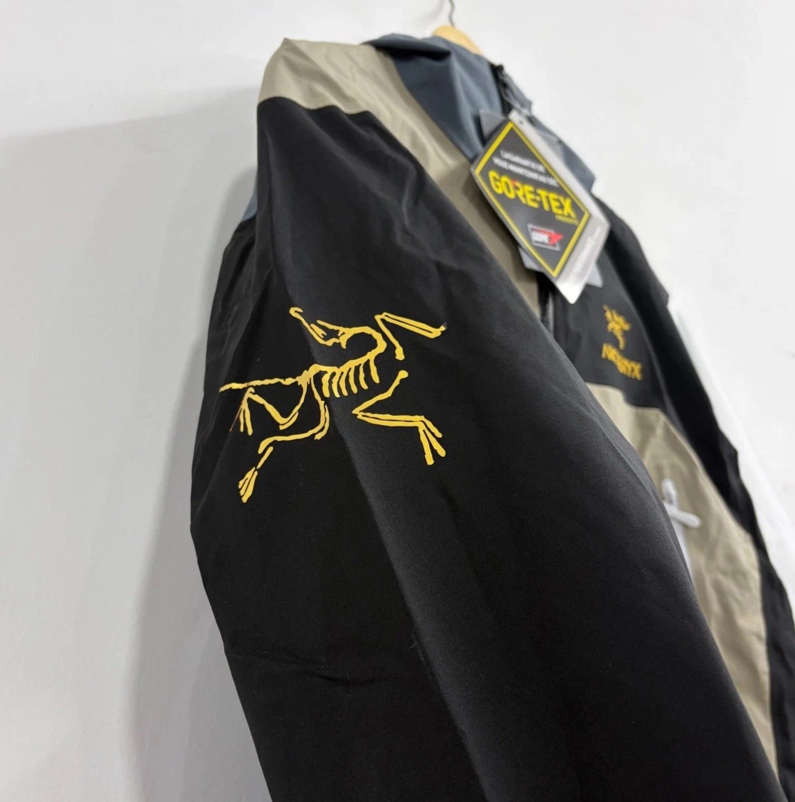 Arc'teryx x BEAMS Beta Jacke L - product detail image 3