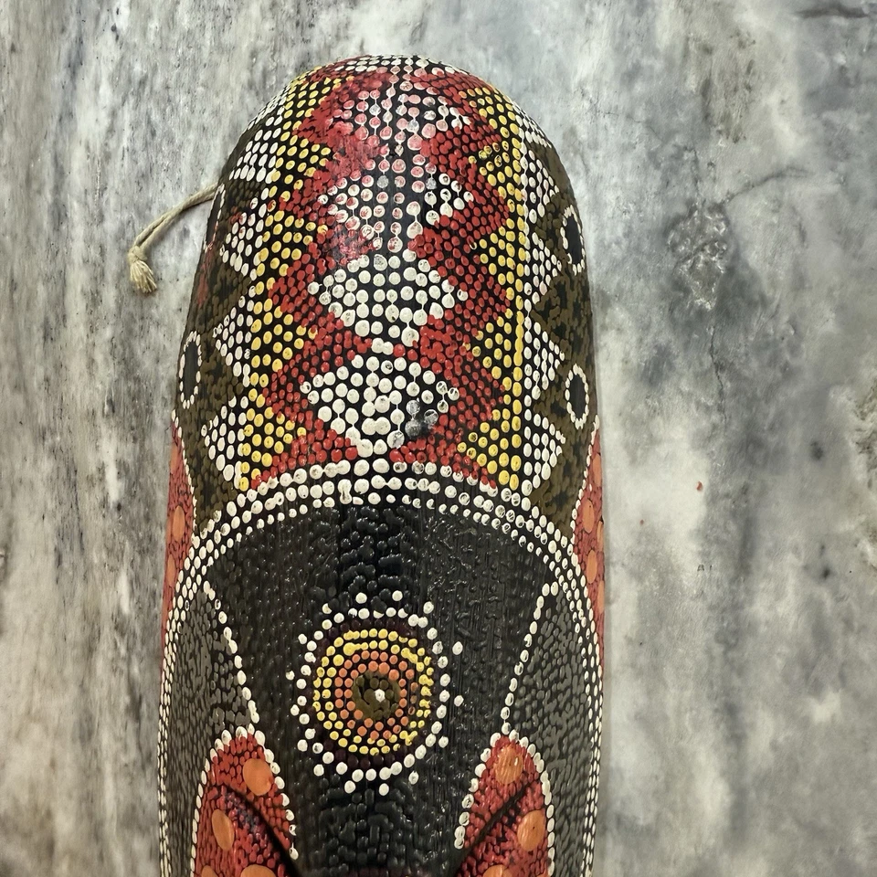 Máscara de madera hecha a mano pintada a punto estilo aborigen indonesio colgante de pared Foto 4 de 4