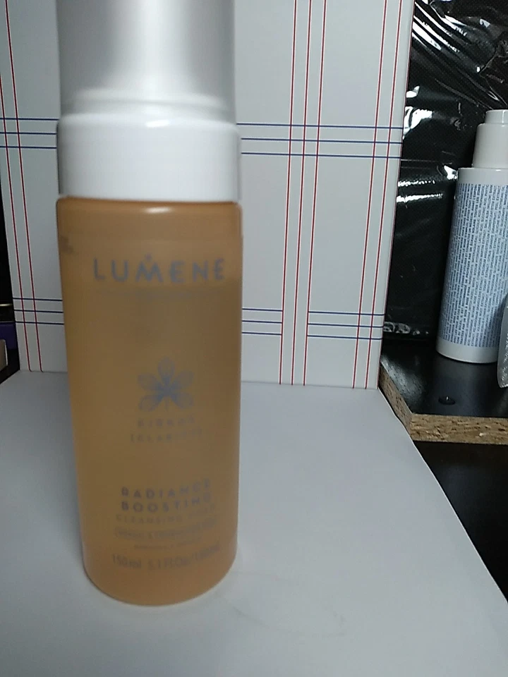 Espuma limpiadora Lumene KIRCAS Radiance Boosting para piel normal y combinada, 5,1 OZ Foto 2 de 4