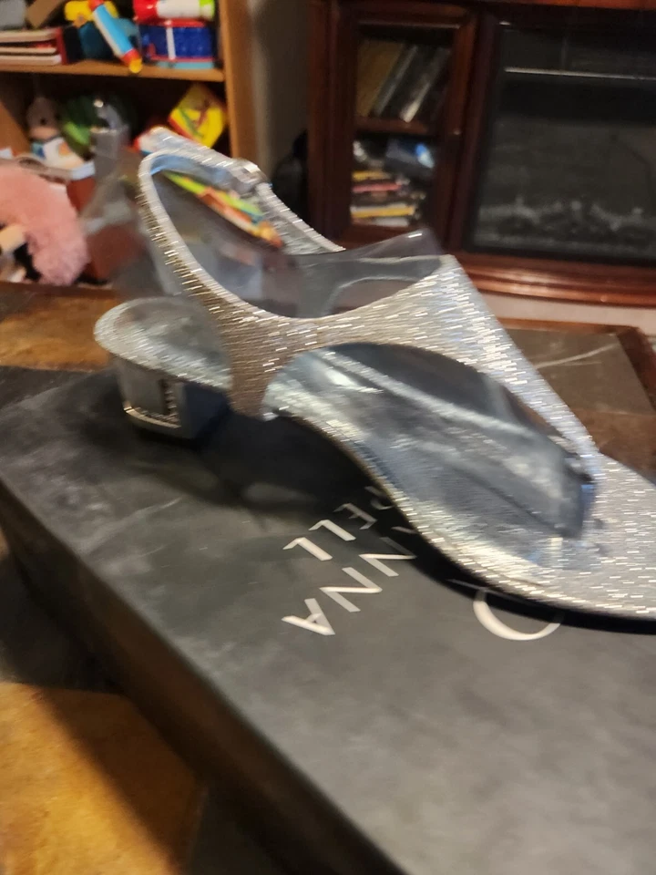 Zapato de Tacón Adrianna Papell Cassidy Plateado Jimmy Net Talla 8.5 Nuevo En Caja Precio de Venta sugerido por el fabricante $125 Foto 3 de 4