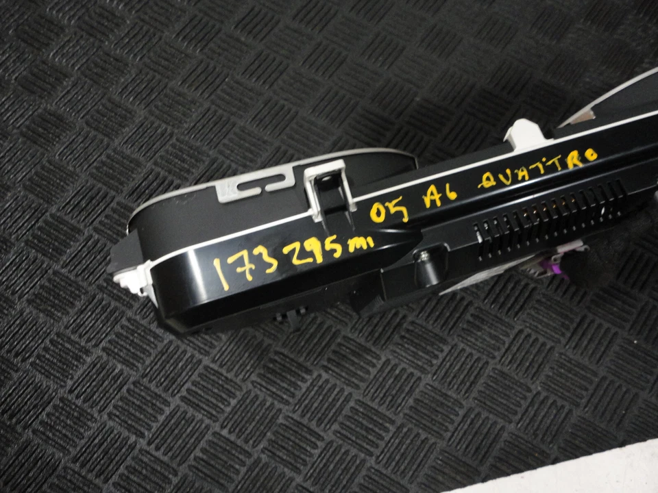 Audi A6 Quattro 2005 sedán 3,2 L AWD A/T velocímetro cuadro de instrumentos 173.295 Foto 2 de 4