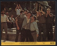 ANTHONY QUINN DRINKING FROM A BOTTLE The Secret of Santa Vittoria ‘69