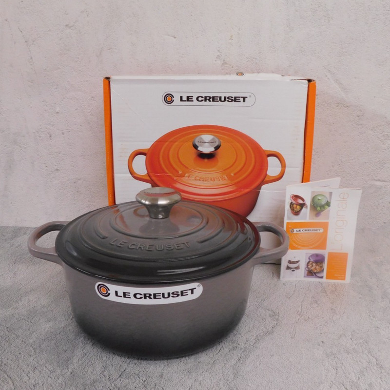 Le Creuset Signature Cast Iron 4.5 Quart Round French Oven, Oyster - NEW