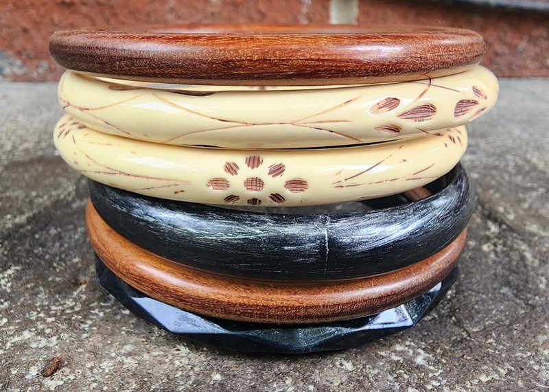  Vintage 6 Carved Celluloid? Bakelite?, Lucite? Acrylic? Bangle Bracelets