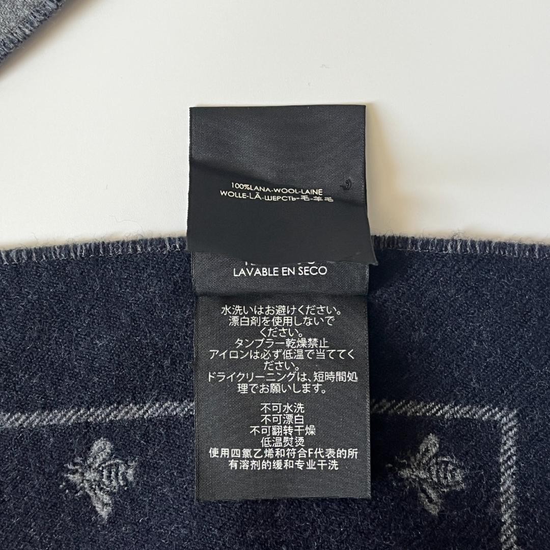 Extreme Gucci Star Bee Pattern Reversible Muffler - image 10