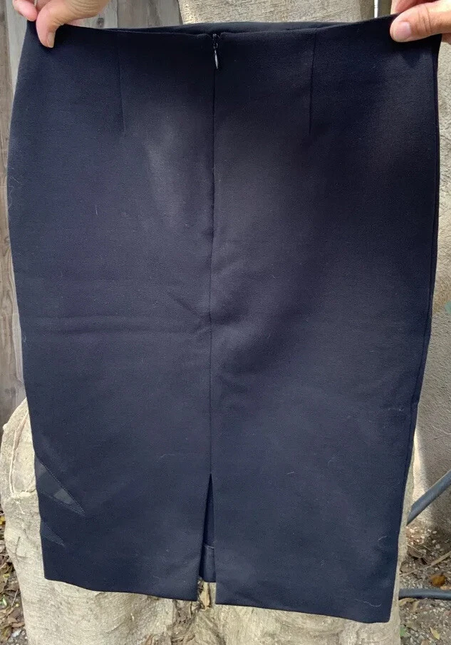 Falda Emilio Pucci Negra Talla 4 Con Diseño Recortado Transparente Usada en Excelente Condición Hecha en Italia Foto 2 de 4