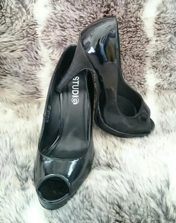 Black patent peep deals toe