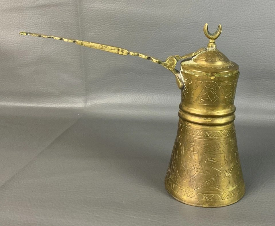 Cafetera turca vintage de latón grabado en latón Foto 2 de 4