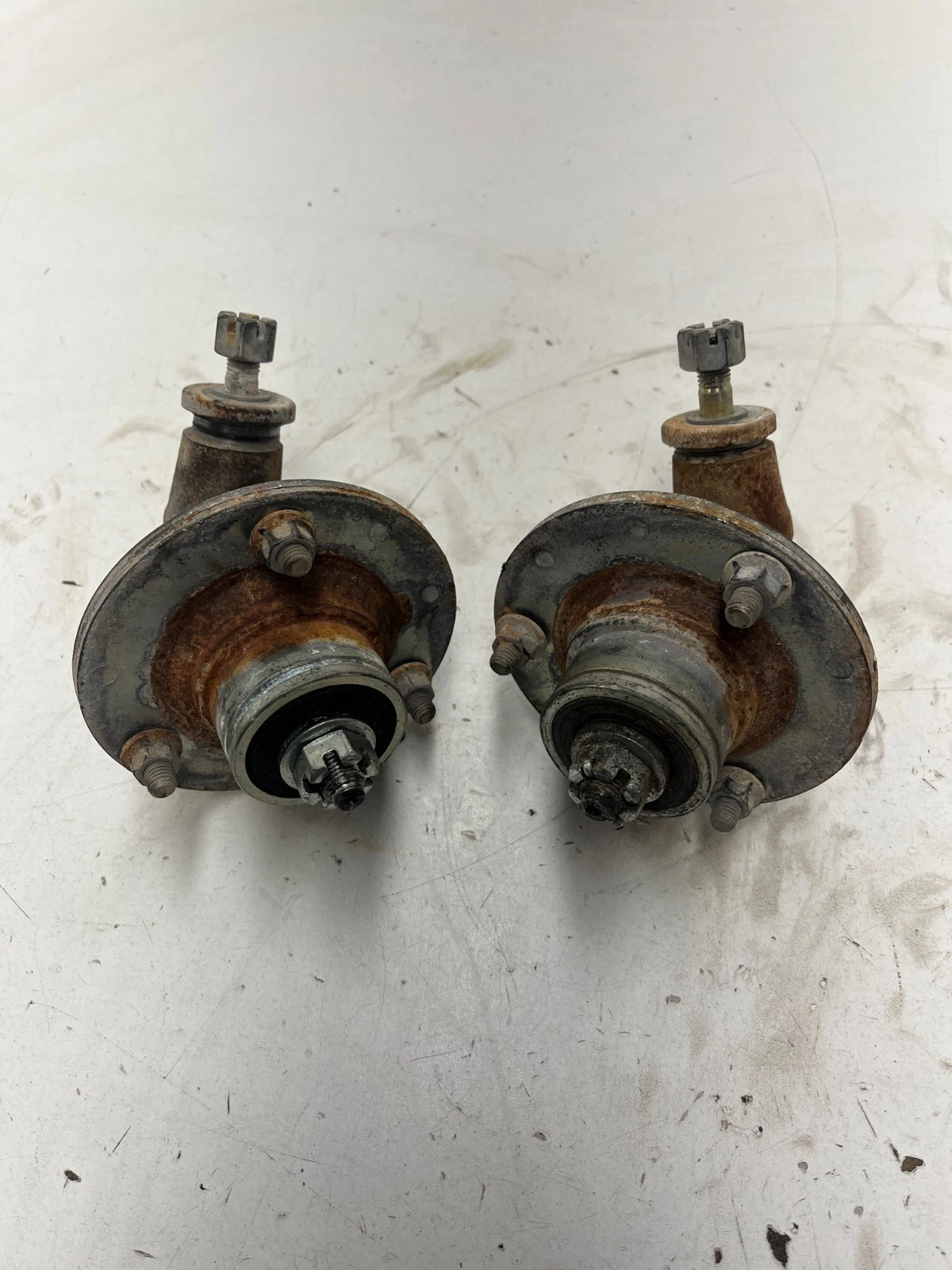 86 1986 Yamaha badger 80 Yfm80 OEM Right Left Front Hubs Spindles Pair