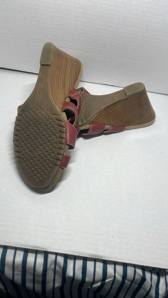 Zapatos de cuña Aersoles rojos con correas geométricas Foto 2 de 4