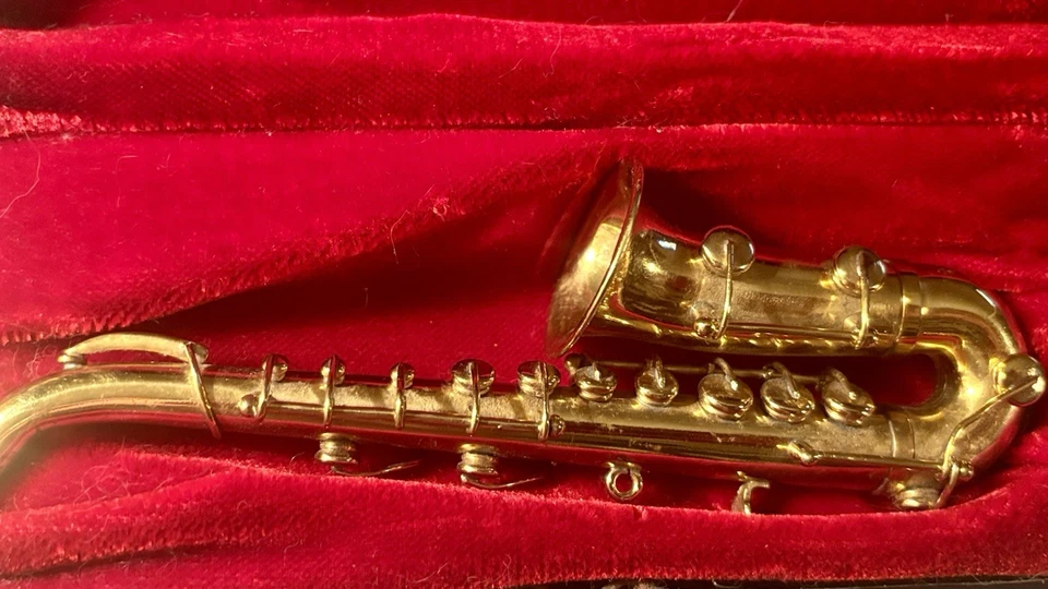 De colección. Réplica de saxofón de latón en miniatura (6,5”) en estuche forrado de terciopelo - Imagen 2 de 4