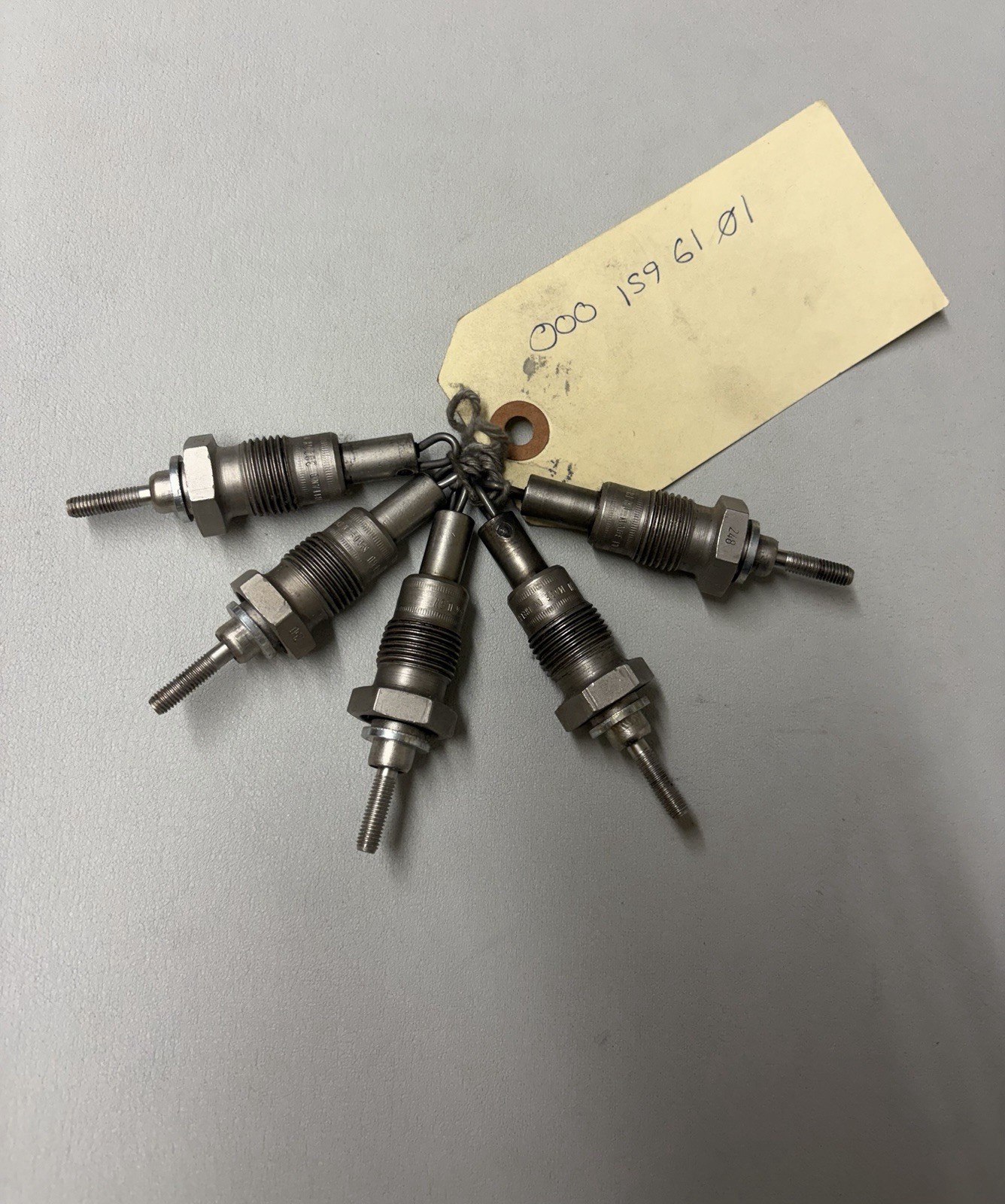 FIVE SWAG Glow Plug Fits MERCEDES 100 T1 Unimog W631 W460 W123 W115 0001593801