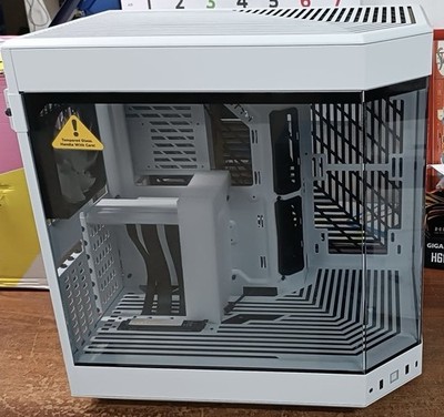 PC-Gehäuse HYTE Y60 All White - Dual-Kamera ATX-Gehäuse - Gehärtetes Glas