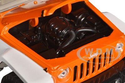 2007 JEEP WRANGLER & ORANGE M&M FIGURE 1/24 DIECAST MODEL CAR BY