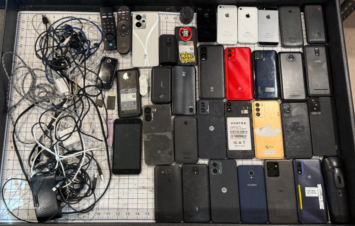 Lot of 33 Motorla, iPhone, Cricket & more see pics for salvage parts or repair