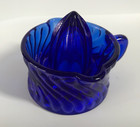 VINTAGE COBALT BLUE 2 SPOUT GLASS REAMER SWIRL DESIGN WITH SINGLE HANDLE — photo 4
