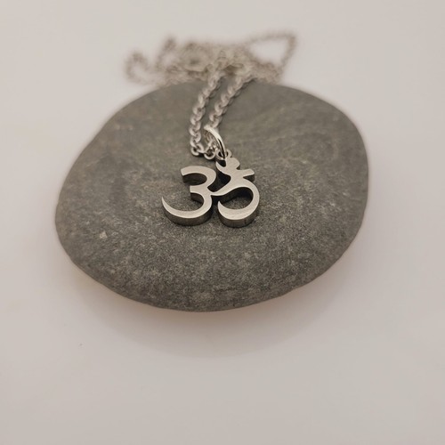 Om Pendant Necklace. Om Mantra Yoga Jewelry. Hindu Pendants. - Picture 2 of 8