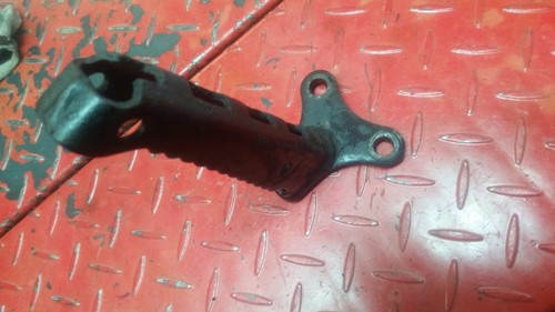 YAMAHA YFM 250 BEAR TRACKER > FOOT PEG REST # 4XE-F7411-00-00 - Picture 6 of 12