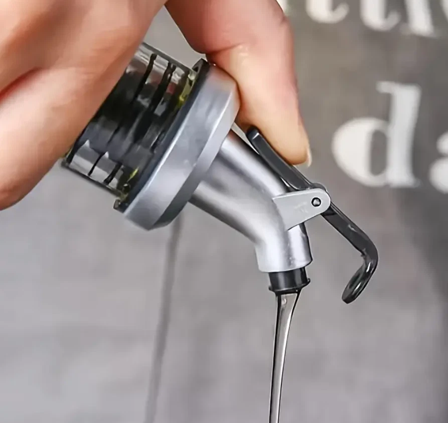 Botella de vinagre de aceite a prueba de fugas de acero inoxidable con boquilla dispensadora de aceite de oliva de 4 piezas Foto 4 de 4