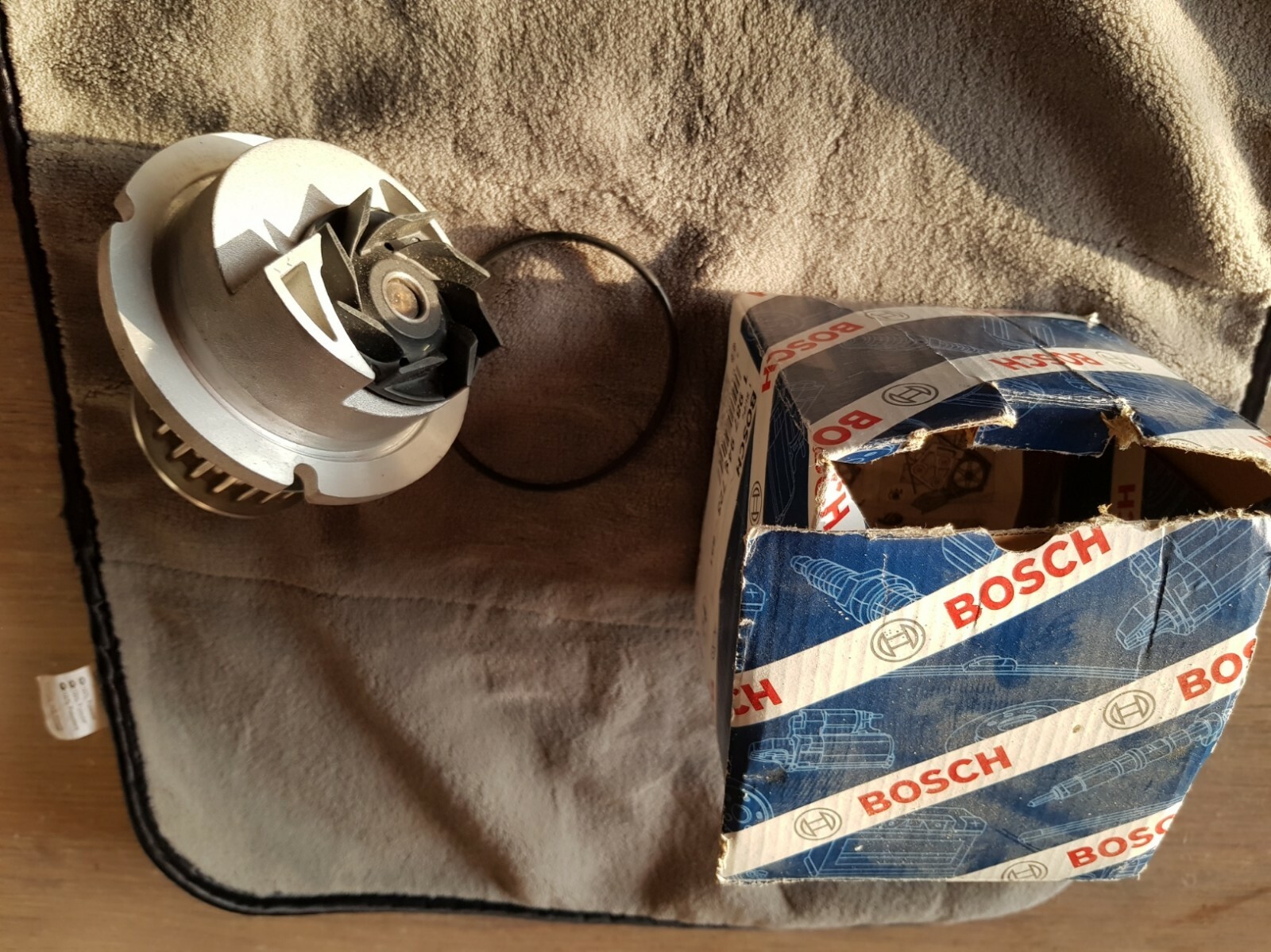 Pompe à eau Bosch 1987949723 neuve pour moteurs Opel et Saab 9.3