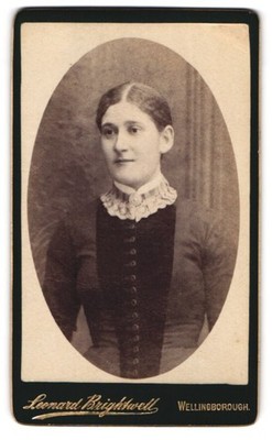 Fotografie Leonard Brightwell, Wellingborough, Freundlich schauende Dame im Kle 
