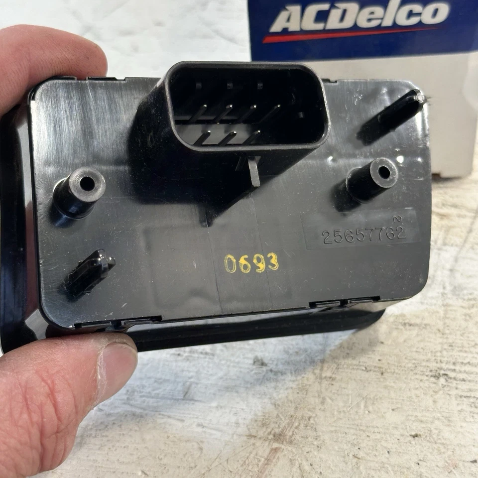 New OEM GM 25657762 Headlight Switch Buick 1992-1999 Lesabre 1992 & 94 Riviera - Image 4 of 4