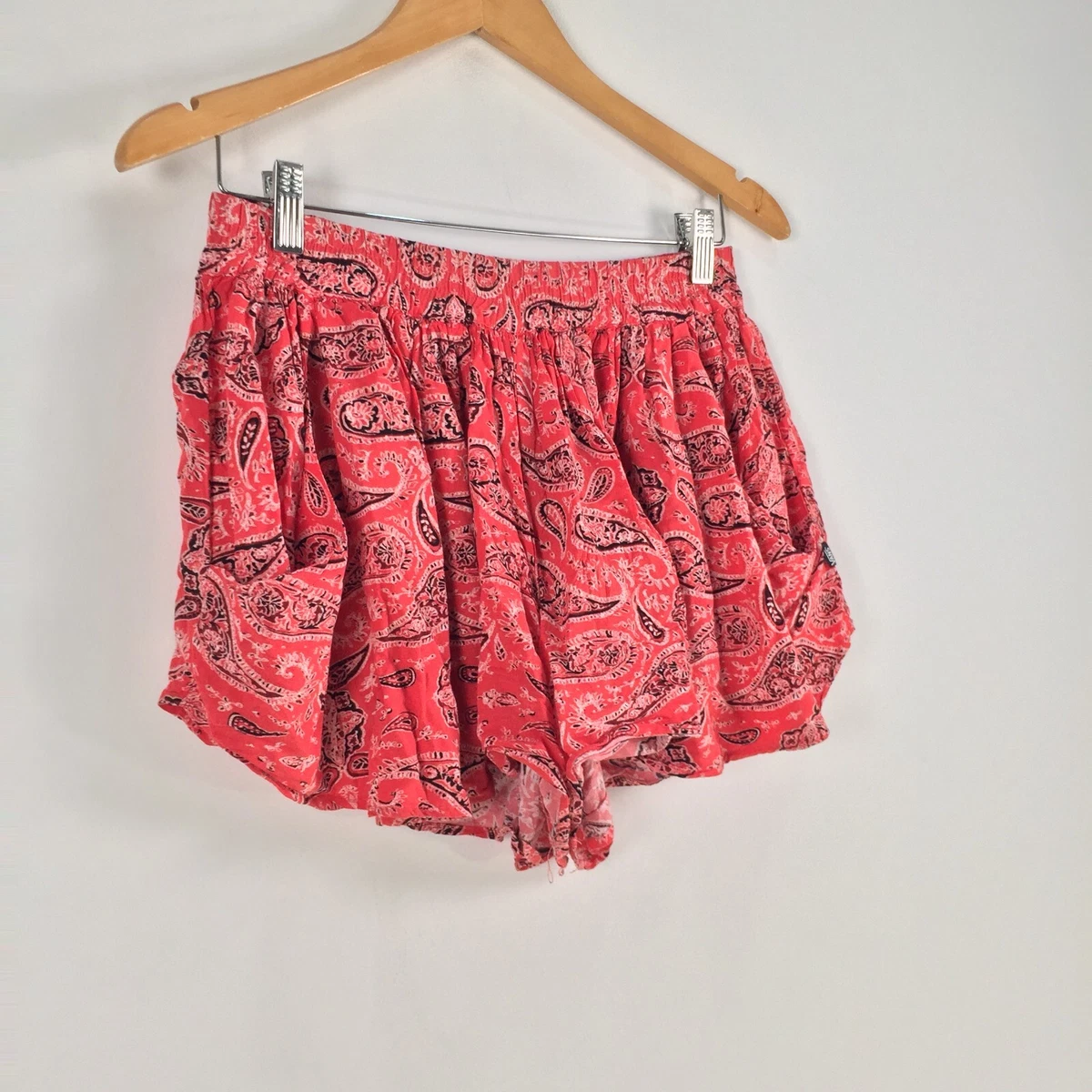 Vans womens shorts size M red paisley stretch viscose 048588 eBay