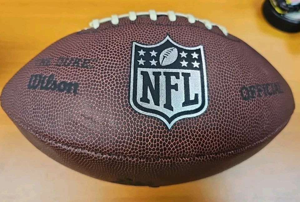 Balón de fútbol americano oficial Wilson The Duke NFL COLTS Anthony Castonzo Foto 3 de 4