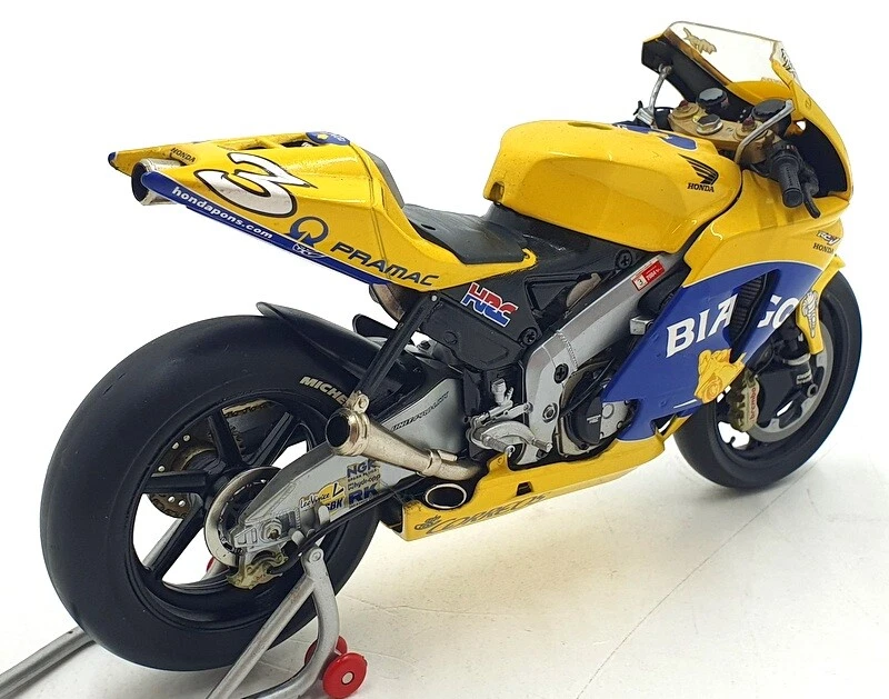 Minichamps 1/12 Scale 122 041003 - Honda RC211V Camel M.Biaggi 2004 - Photo 2/4