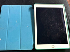 Apple iPad Tablet Silber inkl. Schutzhülle (blau) aus Apple iPad Serie