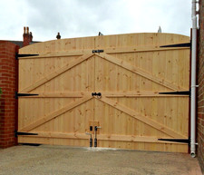 WOODEN DRIVEWAY GATES! GARDEN GATES! SOLID GATES! FREE FIXING KIT & FREE DELIVER