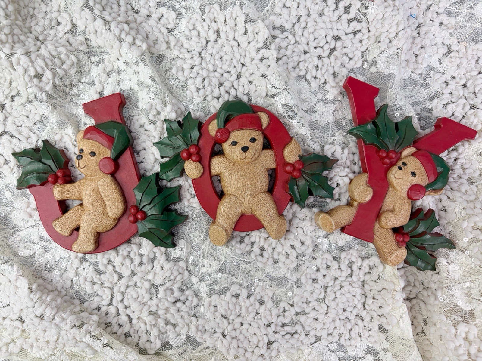 Vintage Homeco Christmas Decoration Wall Hanging JOY Holly 3 Teddy Bears #7610