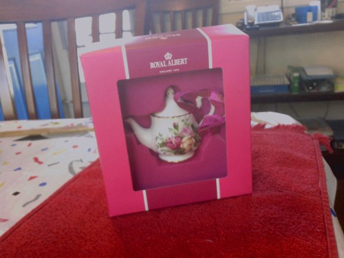 Royal Albert Old Country Rosen Muster Mini Teekanne Weihnachtsschmuck Neu in Box
